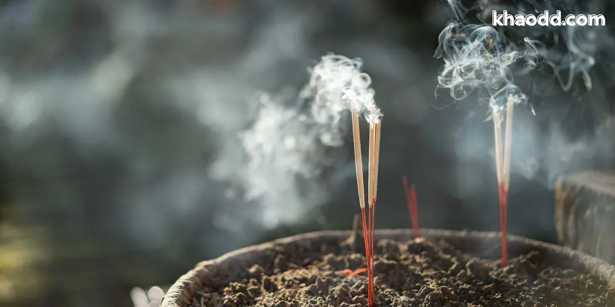 ปักธูปกลับหัว คืออะไร ความหมายตามความเชื่อ คนโบราณถึงใช้ในพิธี